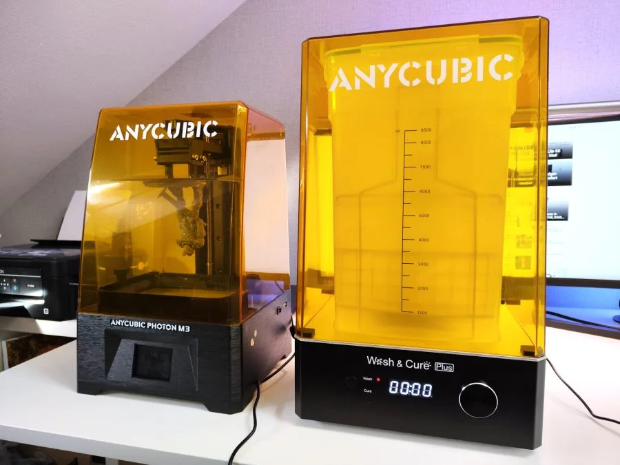 Anycubic Photon M3 ved siden af Anycubic Wash & Cure Station