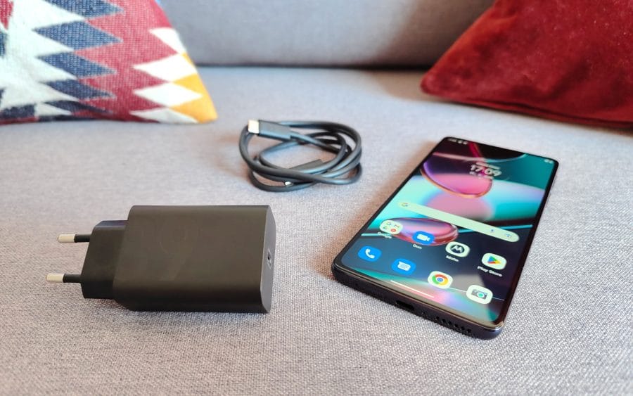 Motorola Edge 30 Pro med 68W hurtigoplader og USB-C ladekabel