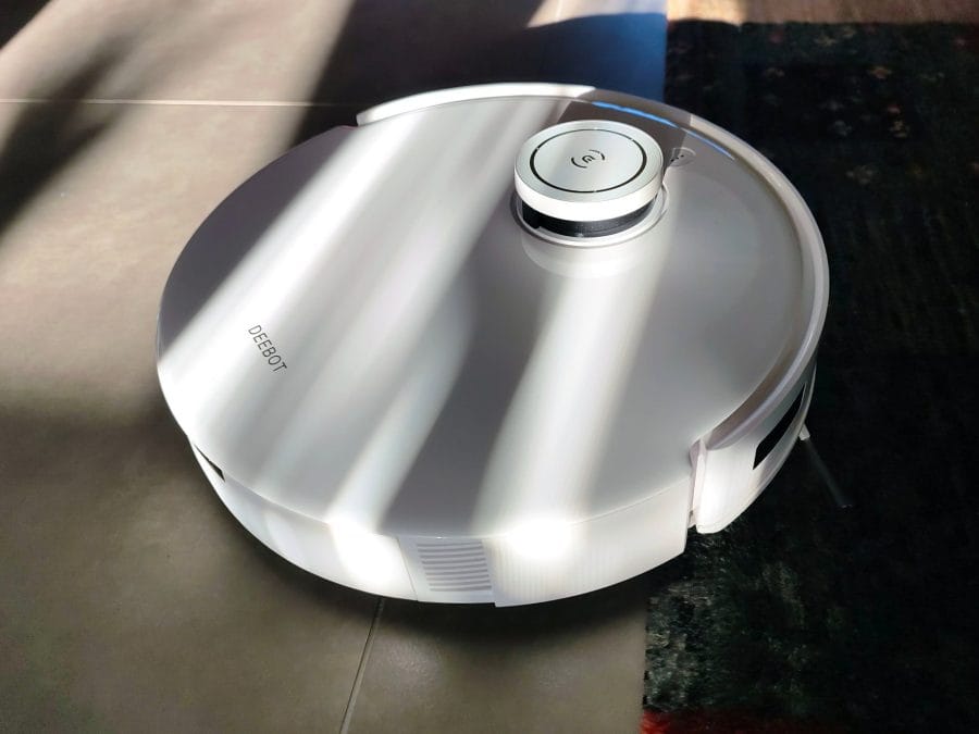 ECOVACS DEEBOT T10 Plus Saugroboter auf Fliesen