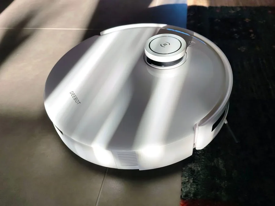 Robô aspirador ECOVACS DEEBOT T10 Plus em ladrilhos