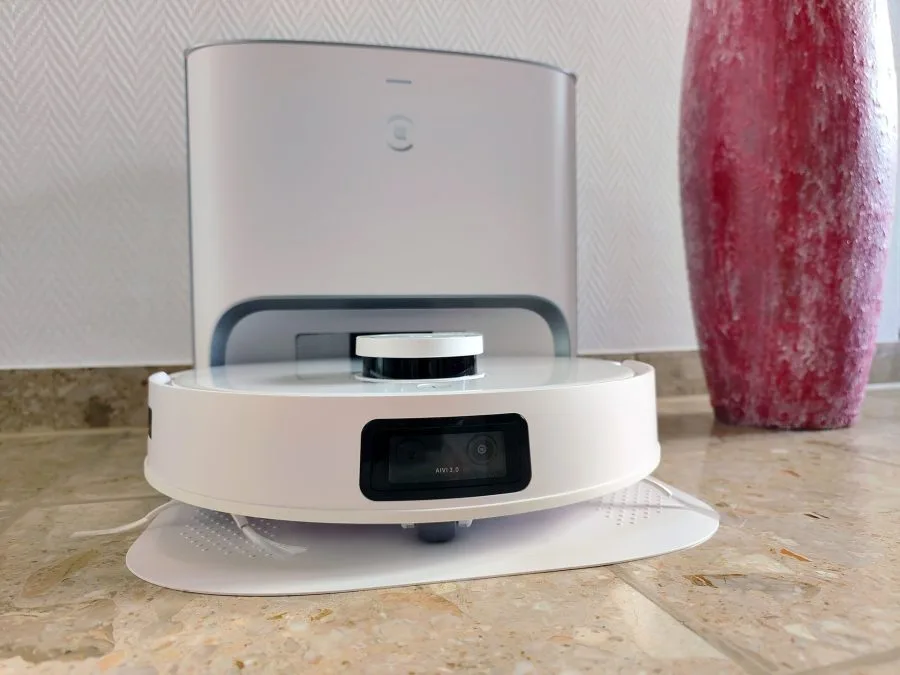 Le robot aspirateur ECOVACS DEEBOT T10 Plus est dans la station d'aspiration