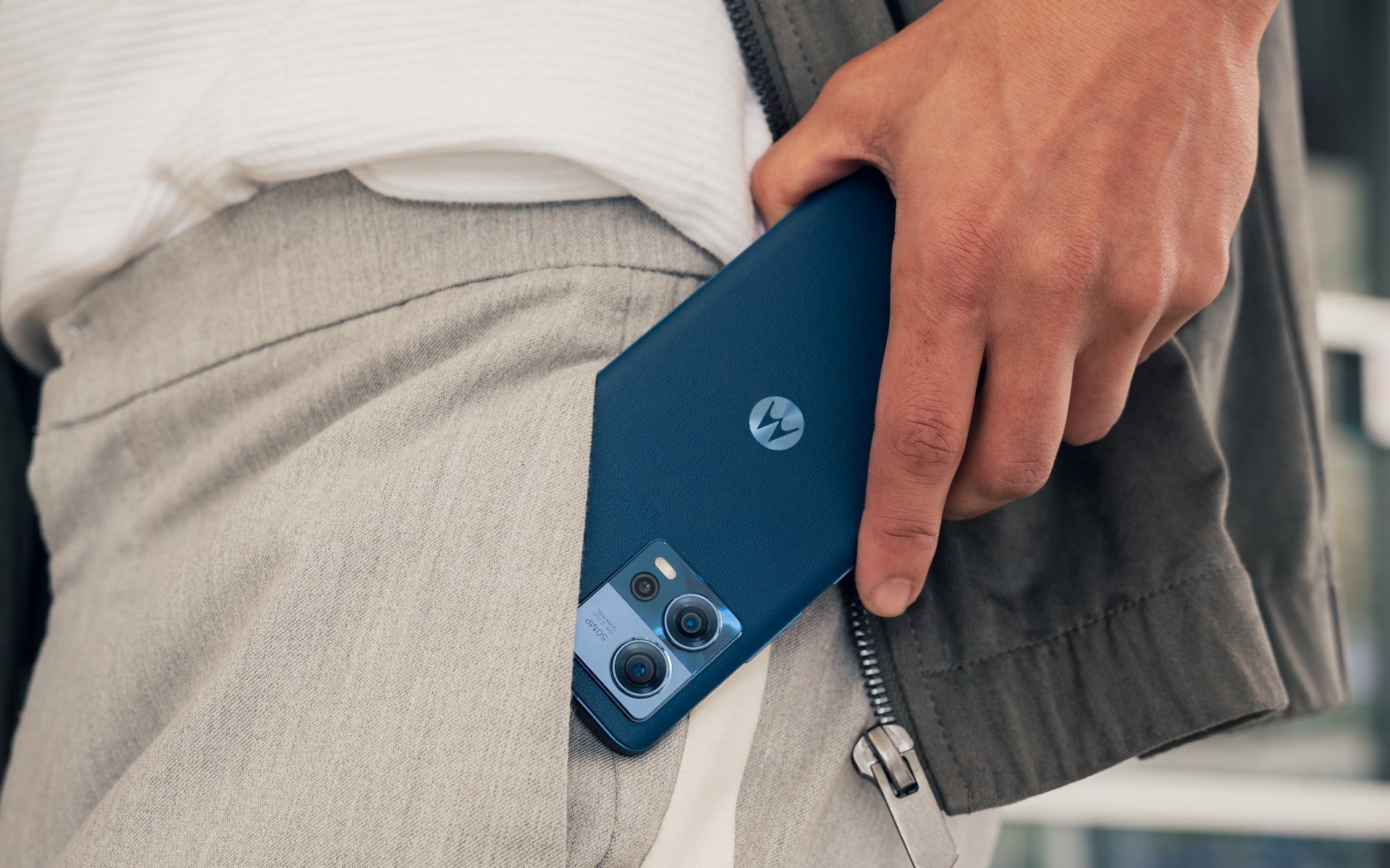 Motorola Edge 30 Fusion in your pocket