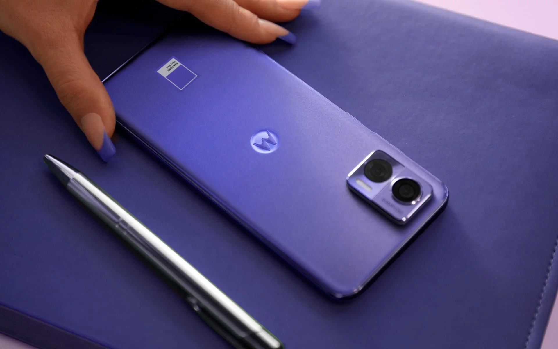 Motorola Edge 30 Neo nel colore Very Peri