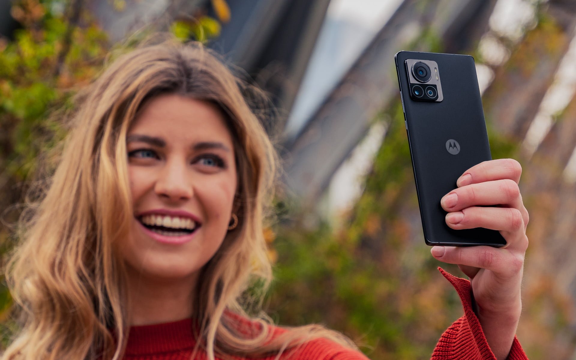 Motorola Edge 30 Ultra Frau hält Smartphone in der Hand