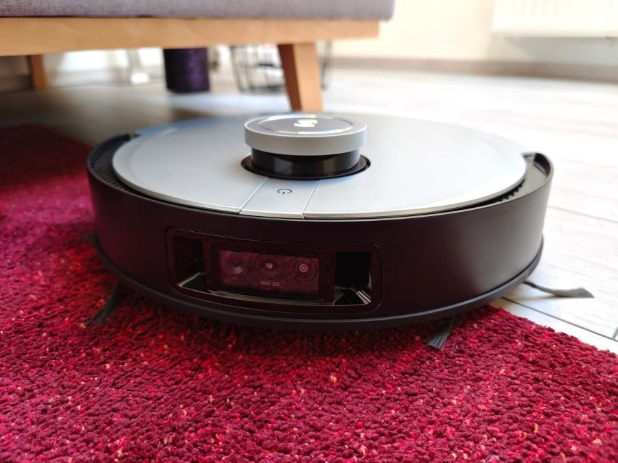 ECOVACS DEEBOT X1 OMNI na dywanie