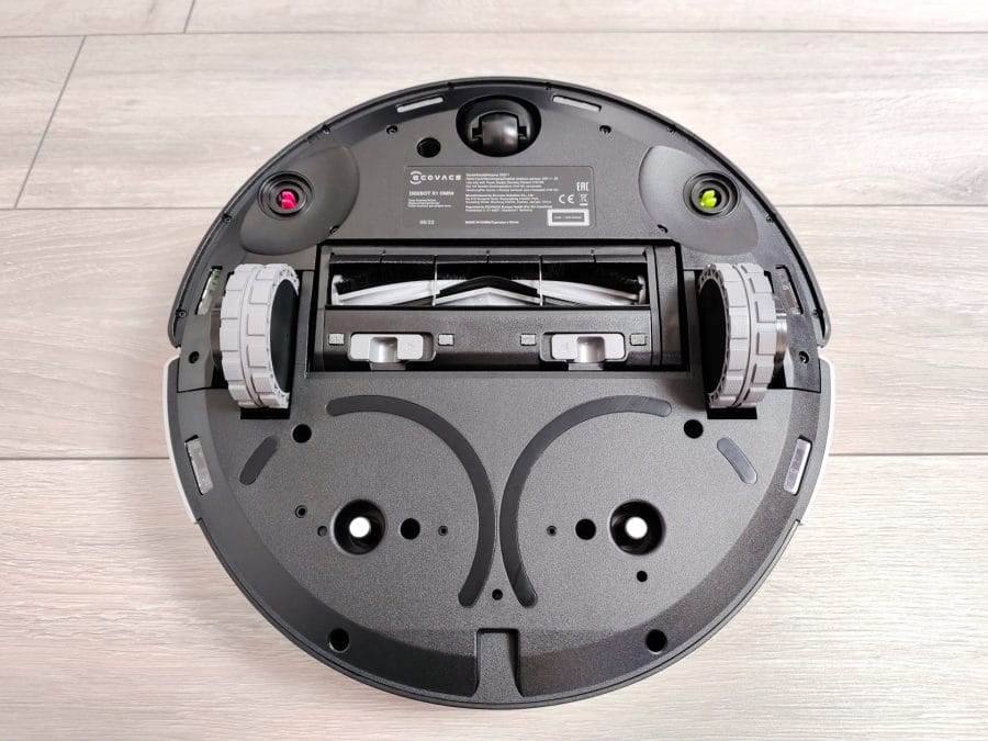 The DEEBOT X1 Omni from below without mopping pads