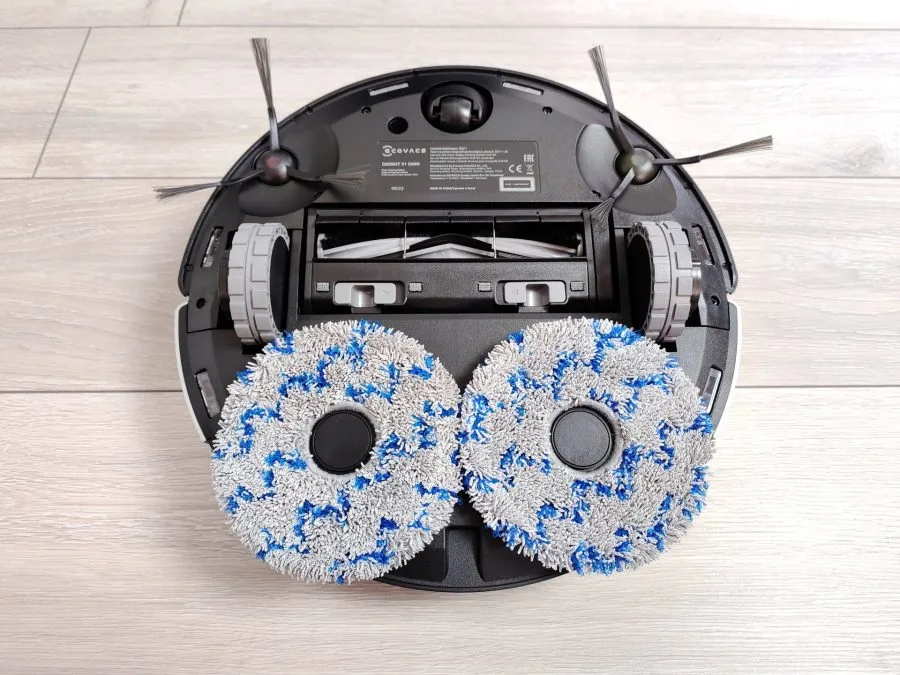 DEEBOT X1 Omni nedenfra med moppeputer