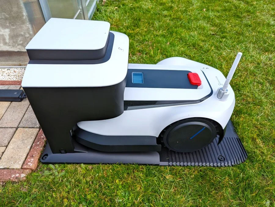 ECOVACS GOAT G1 w stacji ładującej