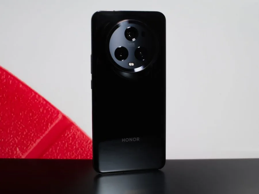 HONOR Magic 5 Pro stojící na zadní straně