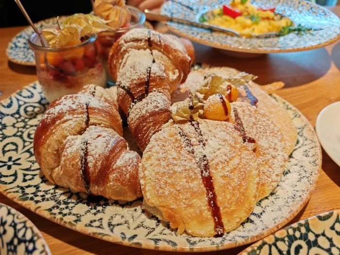 Δοκιμαστική λήψη της κύριας κάμερας HONOR Magic 5 Pro Day Croissants