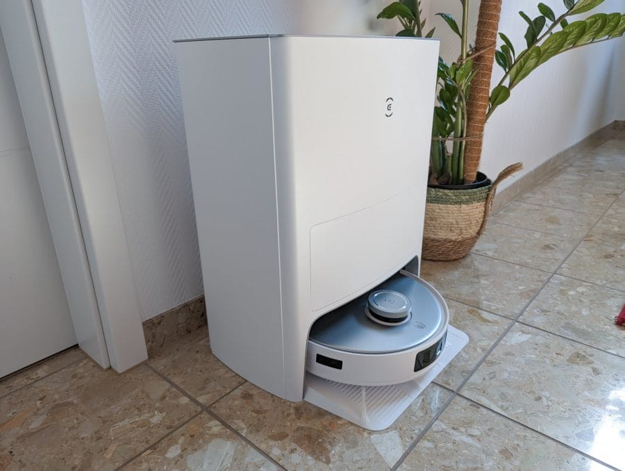 Le robot aspirateur ECOVACS DEEBOT T20 OMNI se gare dans la station d'aspiration