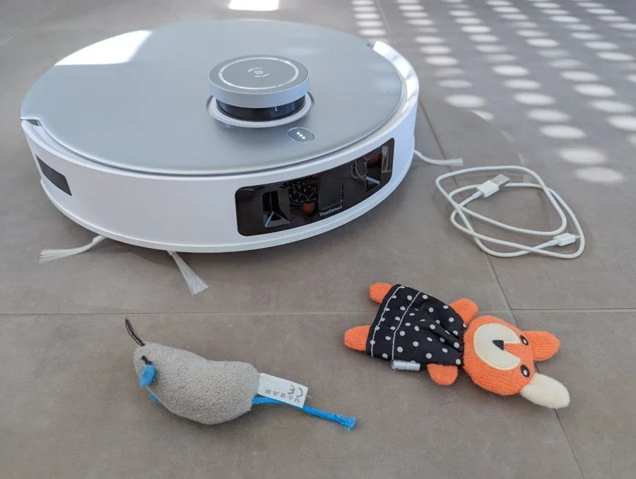 ECOVACS DEEBOT T20 OMNI cat toy and charging cable as an obstacle