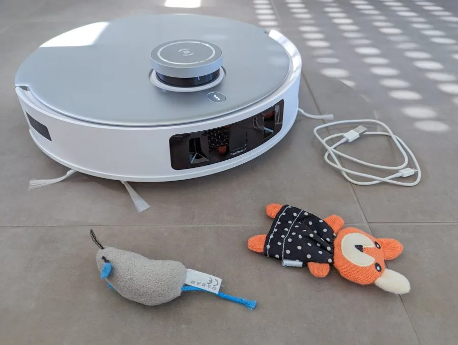 Jouet pour chat ECOVACS DEEBOT T20 OMNI et câble de charge comme obstacle