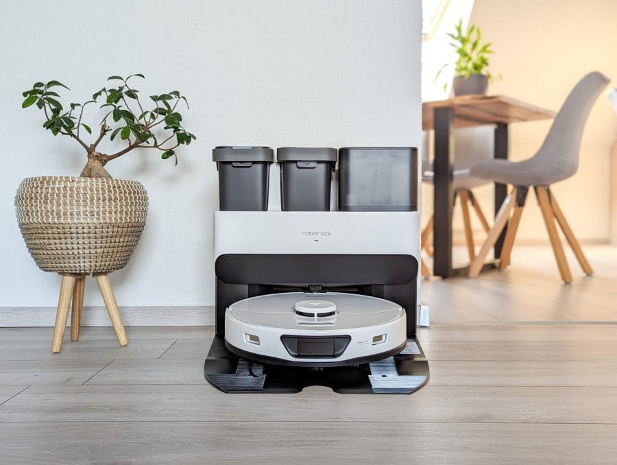 Le robot aspirateur stationné dans la station de face