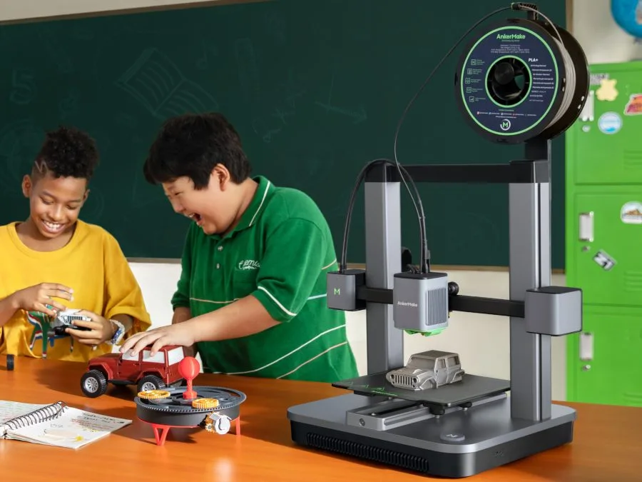 O AnkerMake M5C em uma mesa na escola ao lado dos alunos