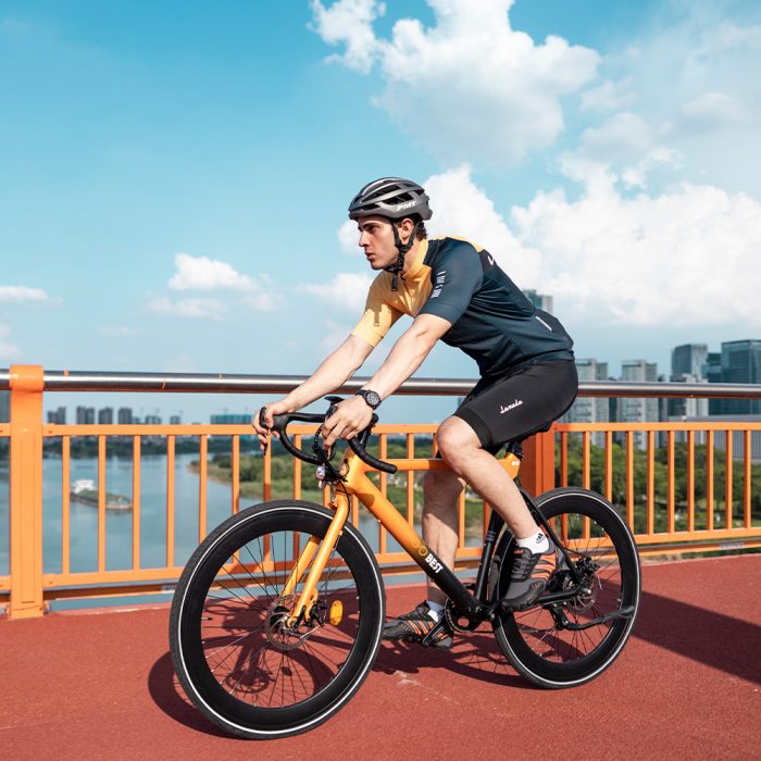 Conducteur GOGOBEST R2 sur le pont de côté