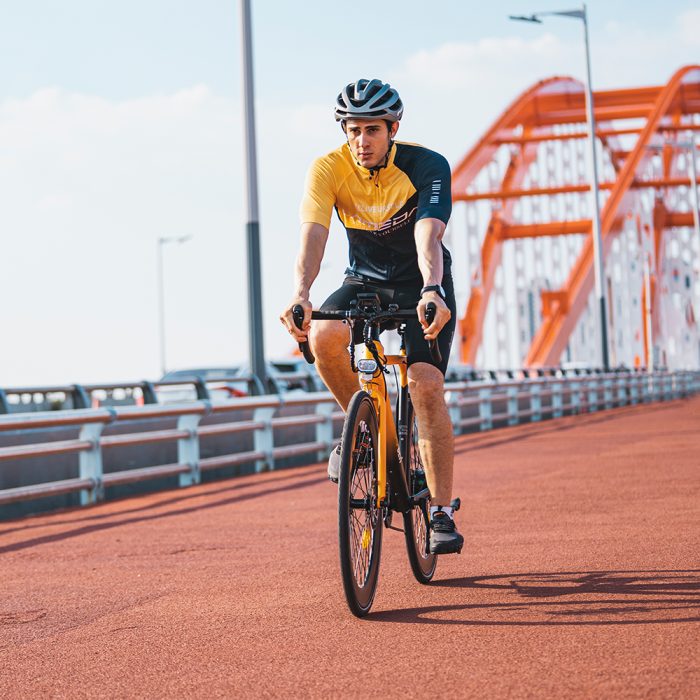 Conducteur GOGOBEST R2 sur le pont de l'avant