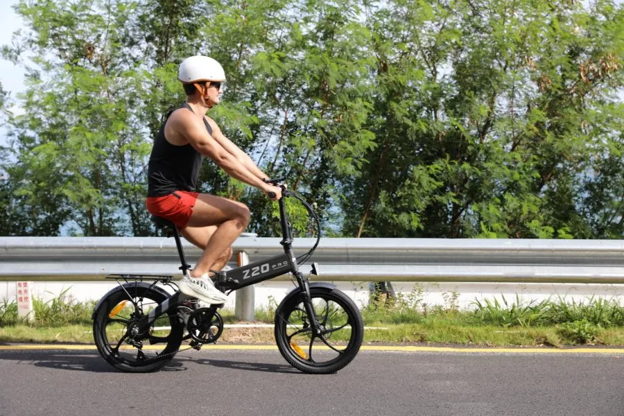 PVY Z20 Pro man on e-bike from the side