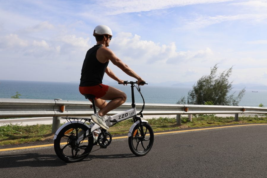PVY Z20 Pro mężczyzna na rowerze elektrycznym od tyłu