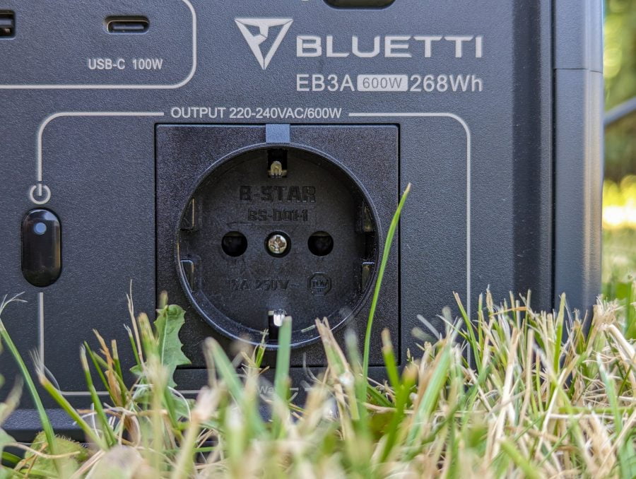 Bluetti EB3A power station 600 watt socket