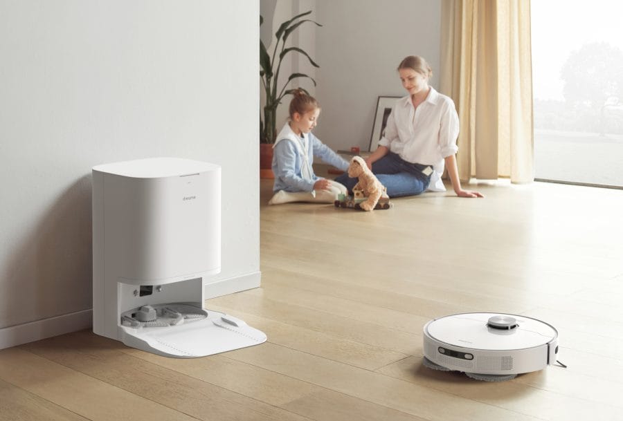 Aspirateur robot Dreame L10 Prime dans le salon avec la famille en arrière-plan