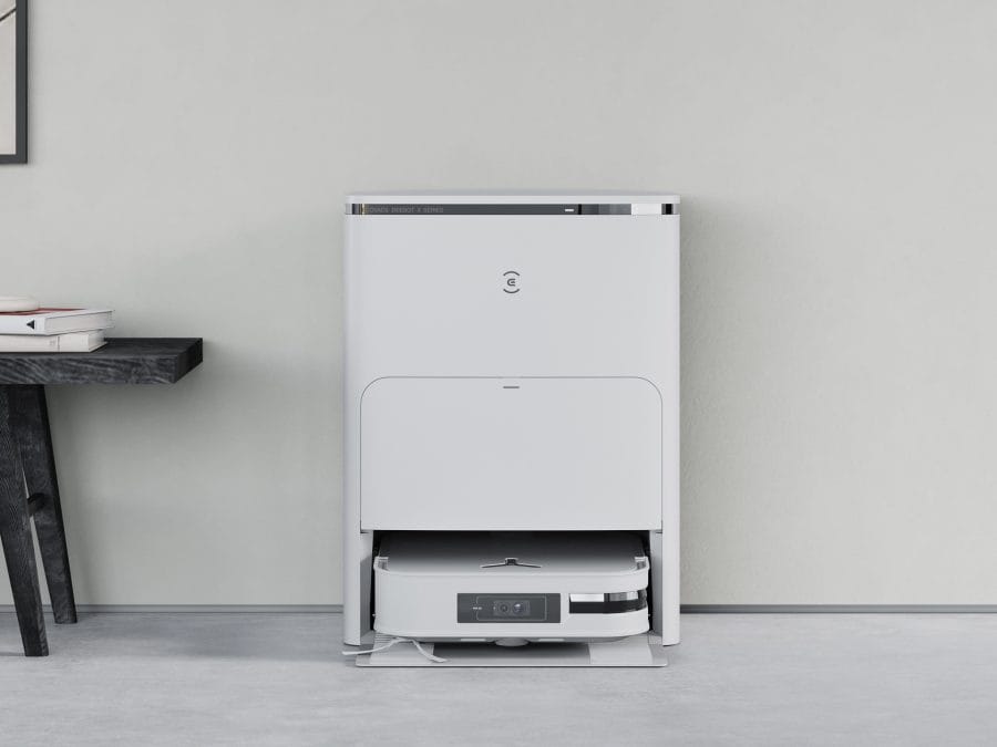 ECOVACS DEEBOT X2 OMNI Saugroboter steht in Station