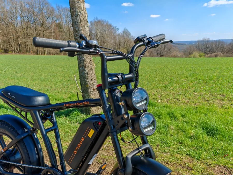 ENGWE M20 zijwaarts vanaf de voorkant gefotografeerd