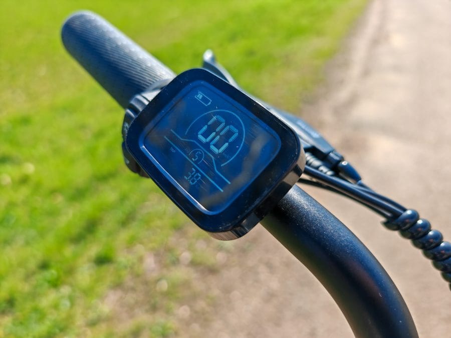 ENGWE M20 LCD display on the handlebar