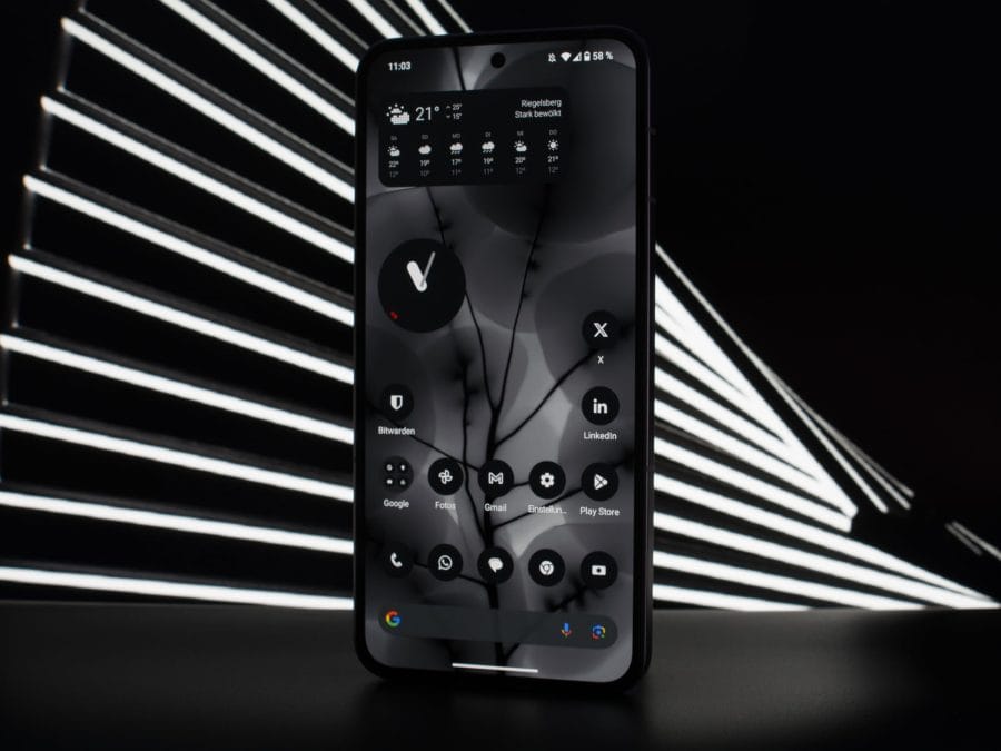 Nothing Phone (2) AMOLED display