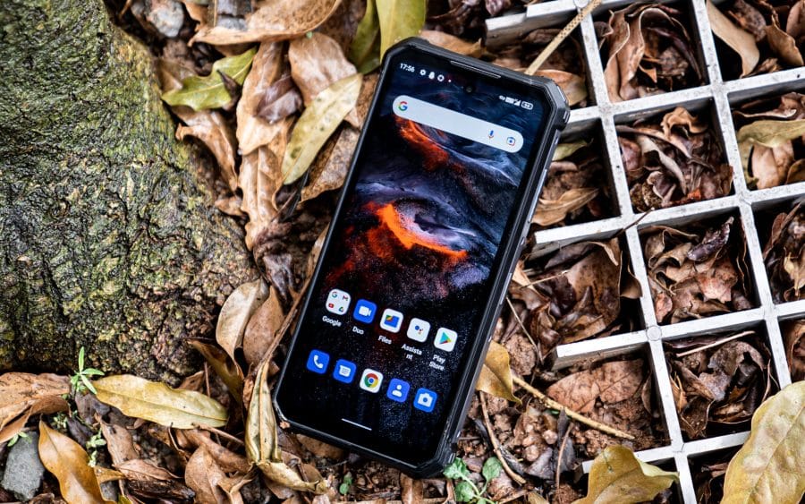 OUKITEL WP19 smartphone ligger på gulvet, og displayet er tændt