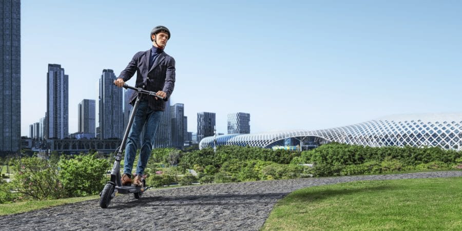 Xiaomi Electric Scooter 4 Ultra Mann auf Roller