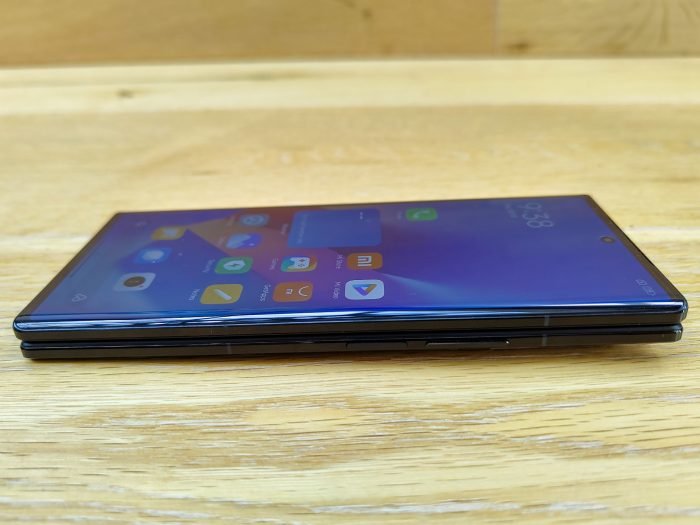 Xiaomi Mix Fold 3 спереди лежит горизонтально