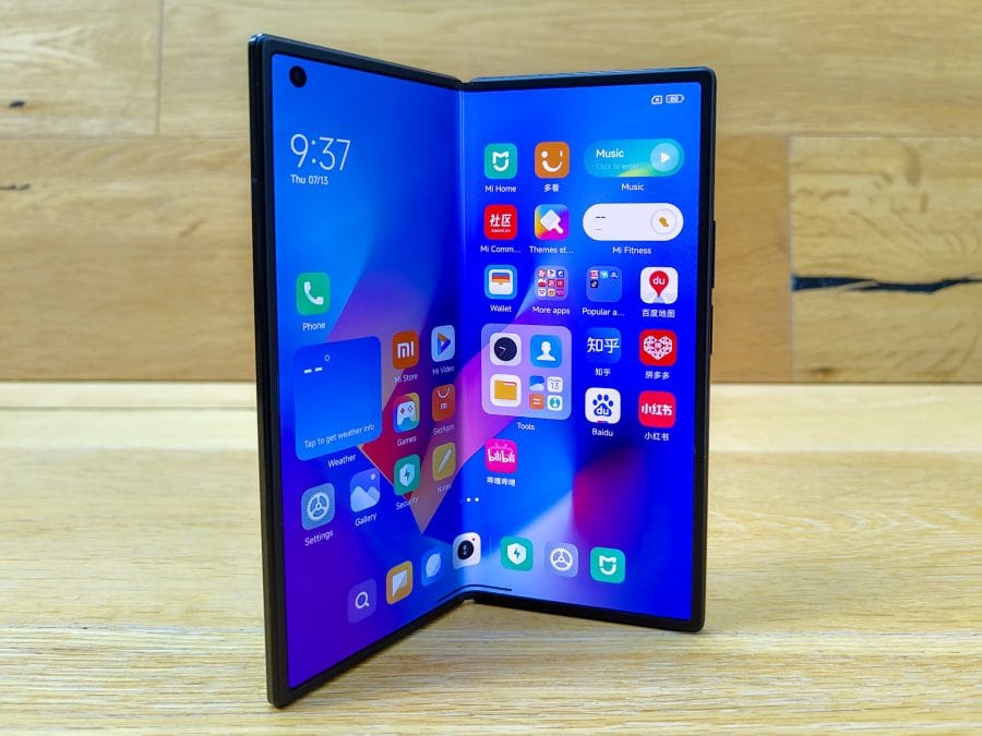 Xiaomi Mix Fold 3 udfoldet stående på bordet