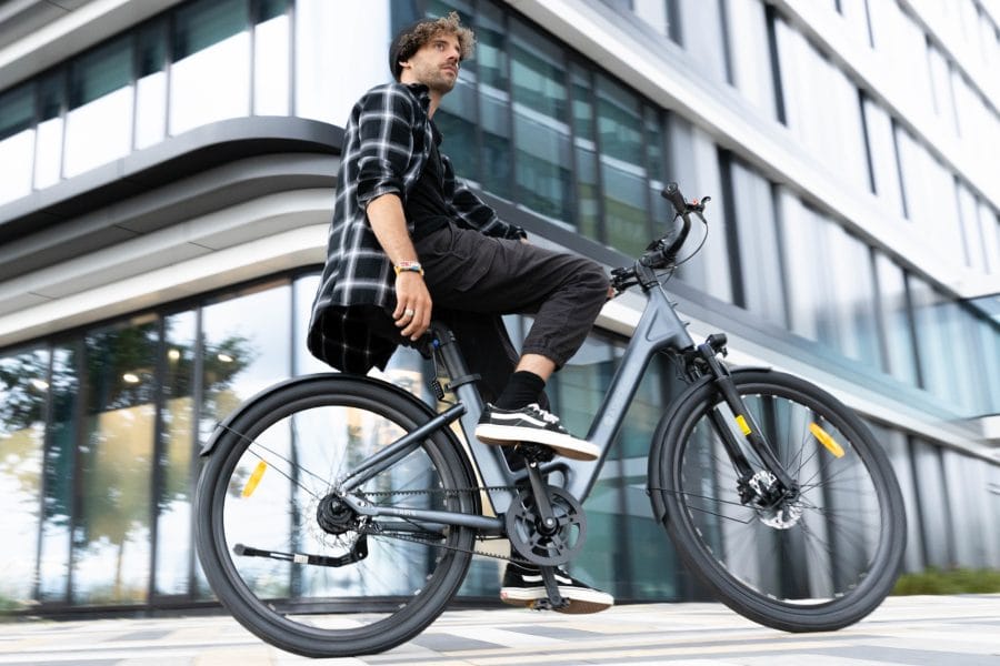 ADO Air 28 homme sur vélo électrique