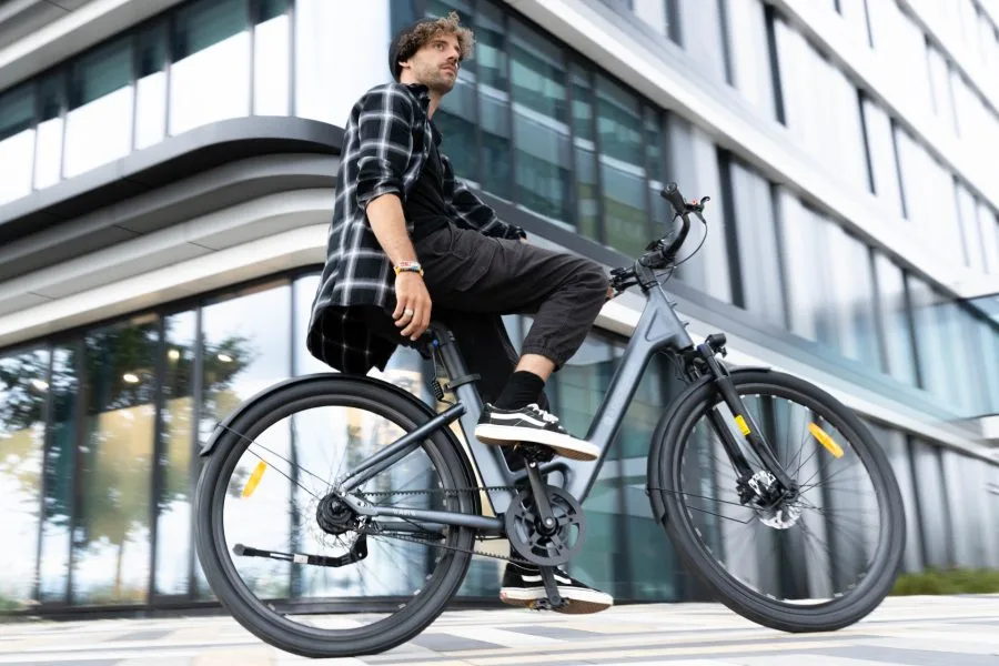 ADO Air 28 uomo su e-bike