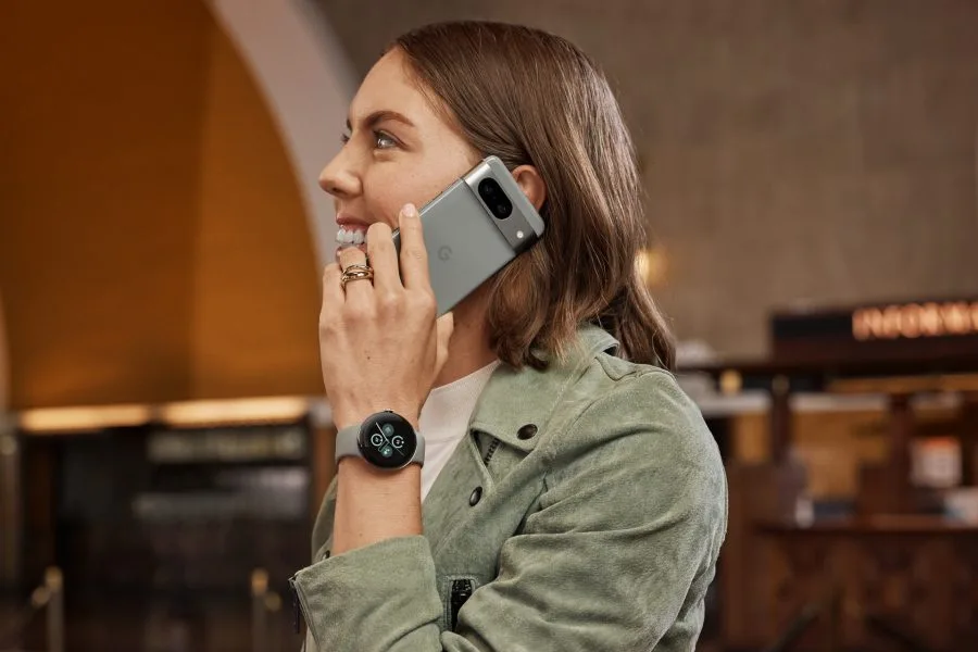 Google Pixel 8 Lifestyle Woman på telefonen (1)