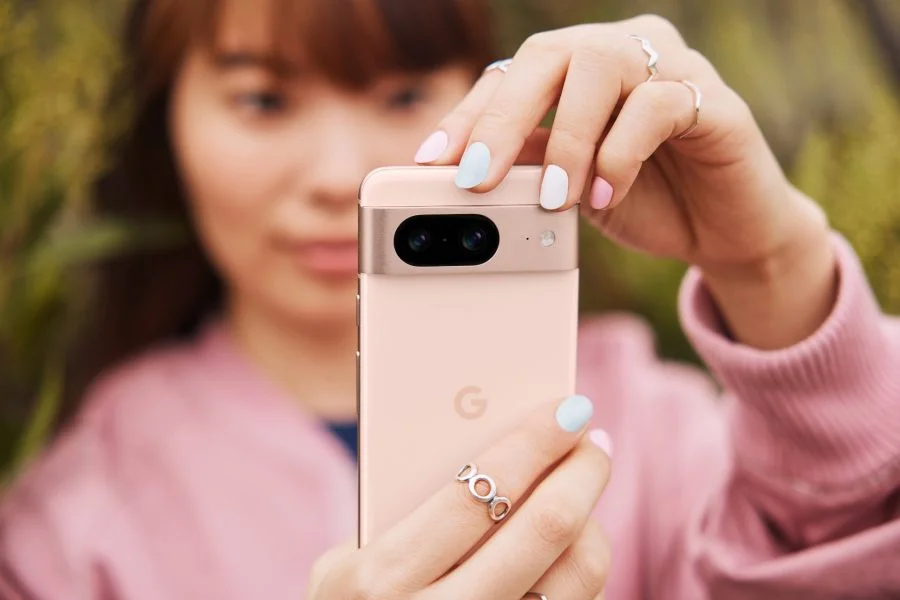Mulher com estilo de vida do Google Pixel 8 tira selfie