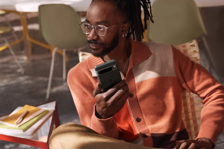 Pessoa de estilo de vida do Google Pixel 8 com smartphone na mão