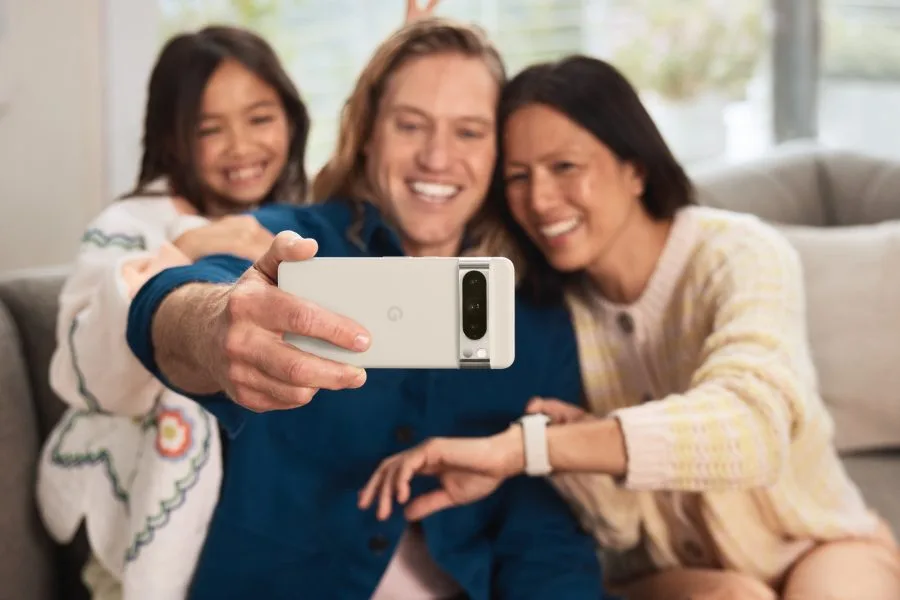 Google Pixel 8 Estilo de vida Personas en el sofá