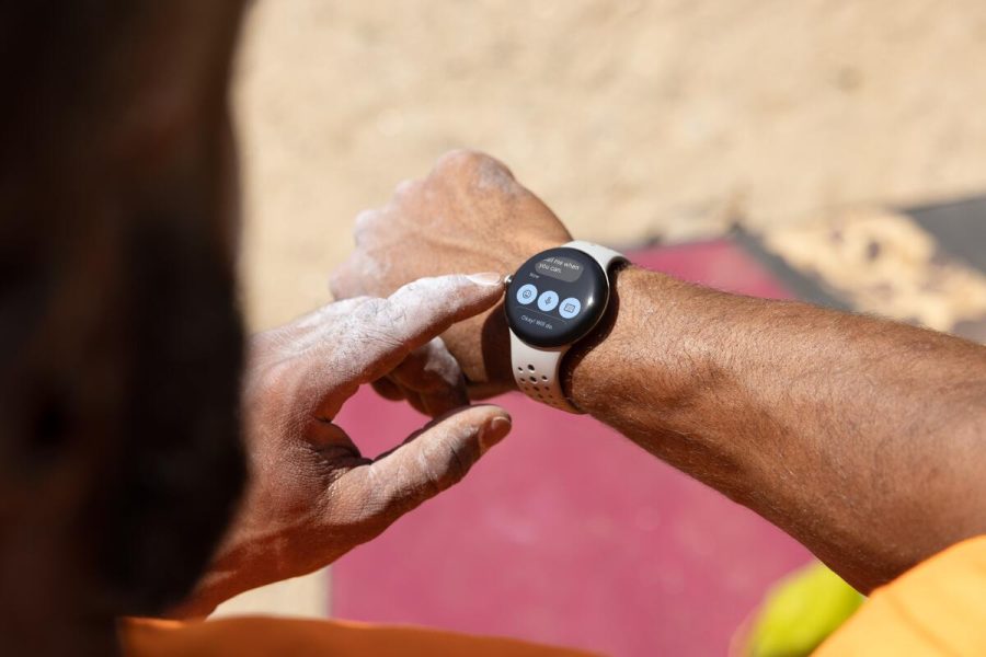 Google Pixel Watch 2 no seu pulso enquanto pratica esportes