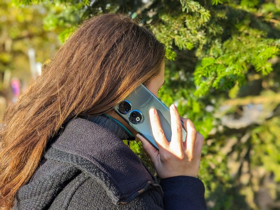 HONOR 90 Lena making a phone call with the HONOR 90