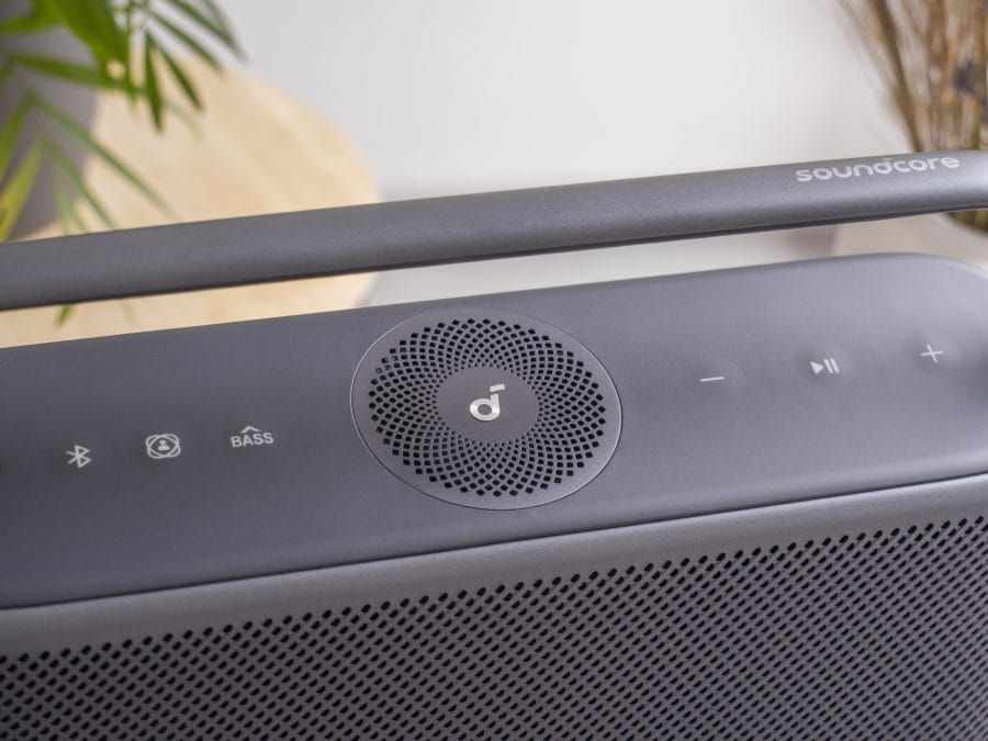 Soundcore Motion X600 høyttalere på toppen