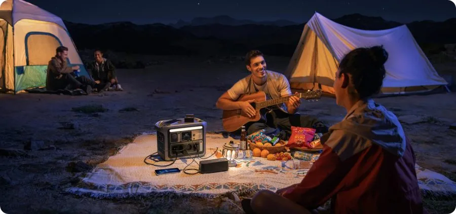 Anker SOLIX C1000 en camping près du feu de camp.