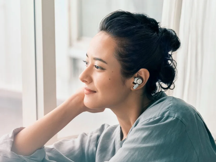 ATHX-TWX7 Vrouw met in-ear in oor