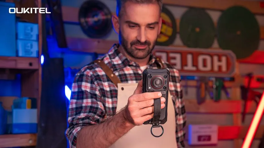 OUKITL WP33 Pro Man sostiene el teléfono inteligente con correa de mano