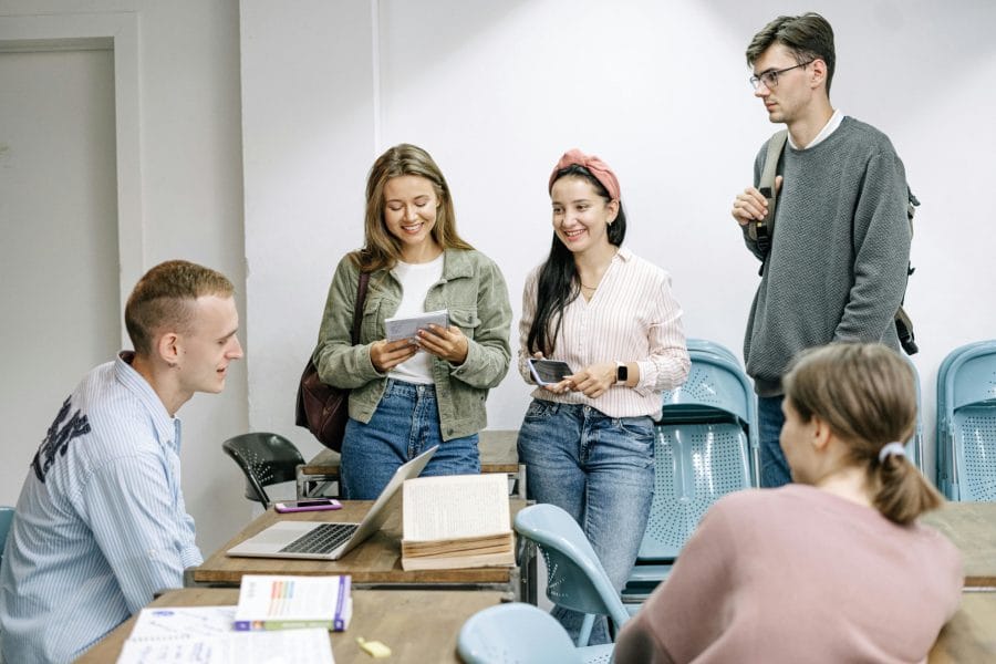 Studerende på kurset Digital Media Marketing arbejder på et projekt