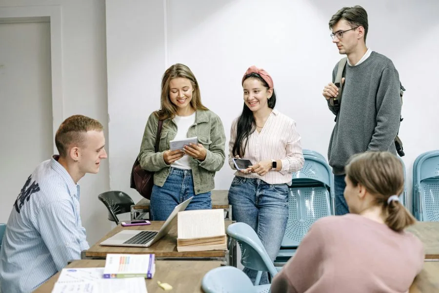 Estudiantes del curso de Marketing de Medios Digitales trabajando en un proyecto