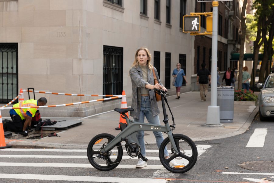 DYU T1 Kvinna med e-cykel i staden