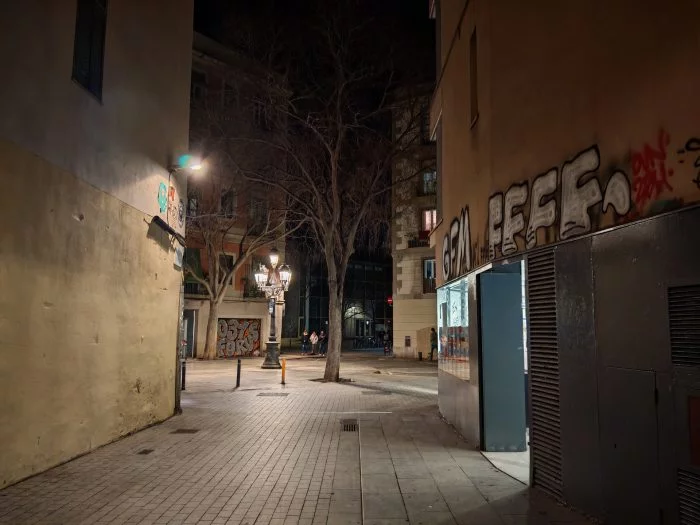 Переулок с пробной съемкой камеры ночью
