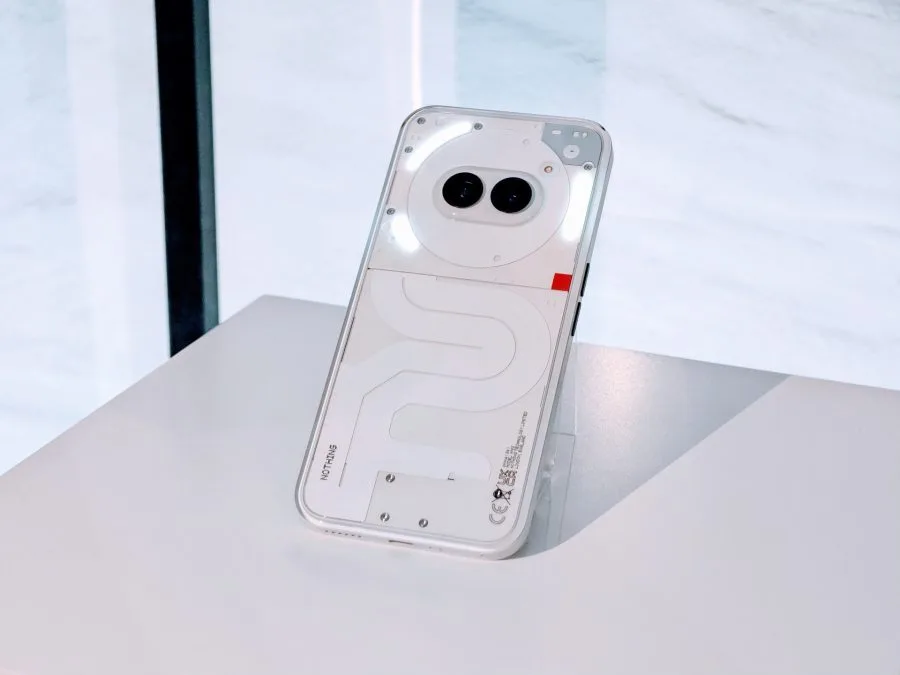 Nothing Phone (2a) de volta em branco